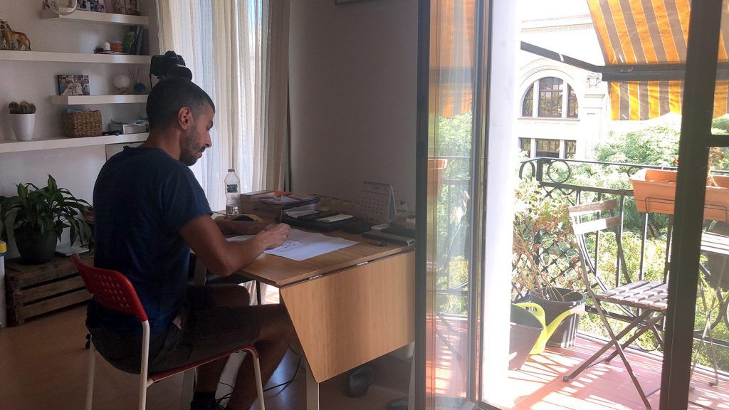 En Pau dibuixant la seva casa