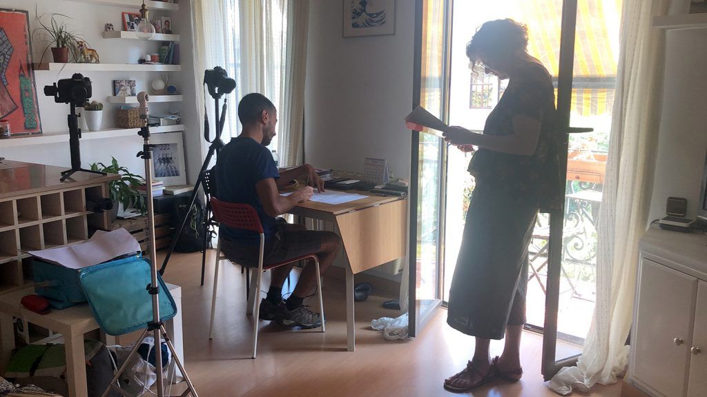 En Pau dibuixant la seva casa i la Bene supervisant