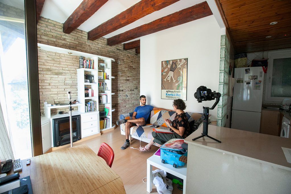 Benedetta entrevistant en Pau a casa seva