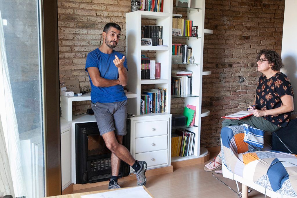En Pau explicant a la Benedetta com viu a casa seva