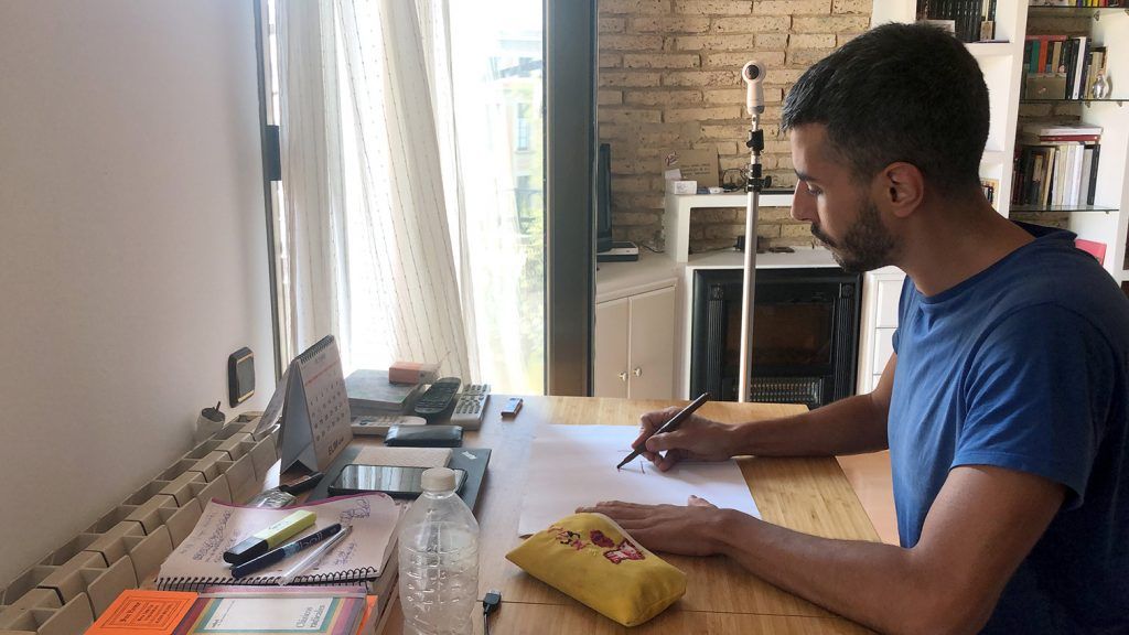 En Pau dibuixant la seva casa